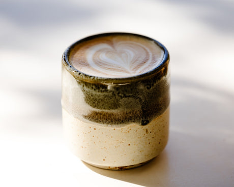 Vaso de frappé cremoso con arte latte: conoce los mejores polvos para frappés y smoothies y prepáralos fácil en casa o tu cafetería.