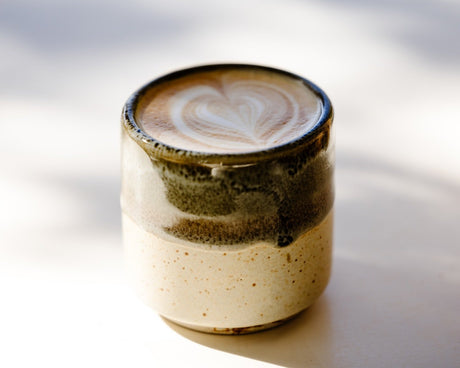 Vaso de frappé cremoso con arte latte: conoce los mejores polvos para frappés y smoothies y prepáralos fácil en casa o tu cafetería.
