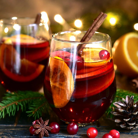 Ponche navideño cítrico con DaVinci Gourmet Mandarina, vino blanco y romero fresco. Refrescante, festivo y perfecto para brindar en Navidad.