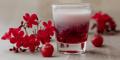 Refrescante bebida de cereza Big Train con semillas de chía, ideal para sorprender a tus clientes con sabores frutales intensos y presentación vibrante.