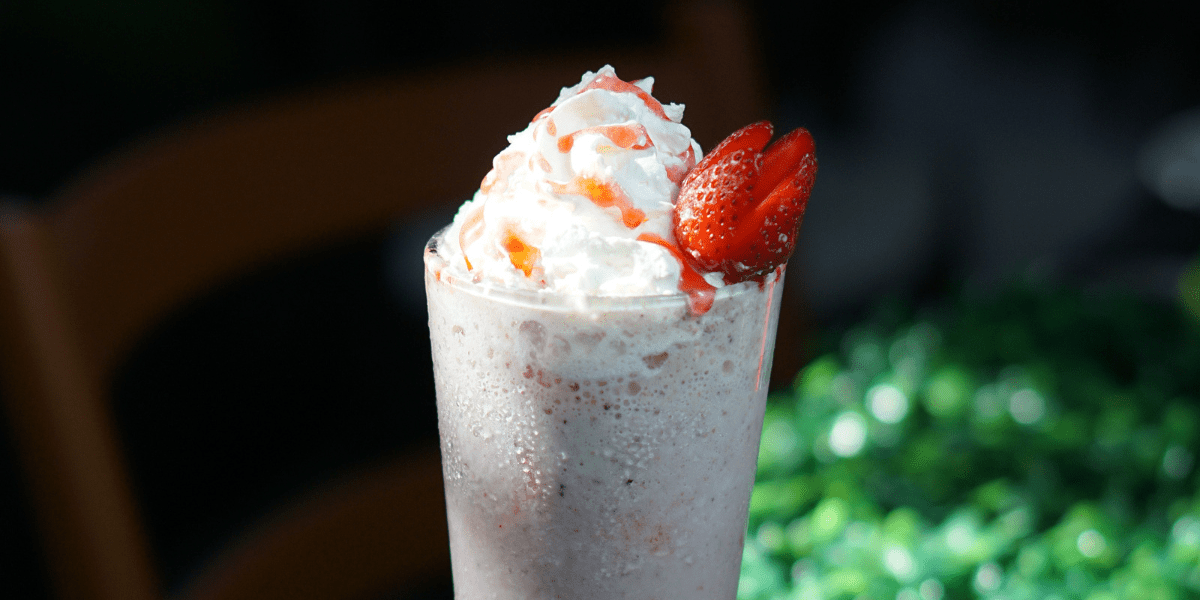 Frappé de flan y red velvet con leche y crema batida. Una bebida cremosa, dulce y refrescante que combina el sabor clásico con un toque gourmet irresistible.