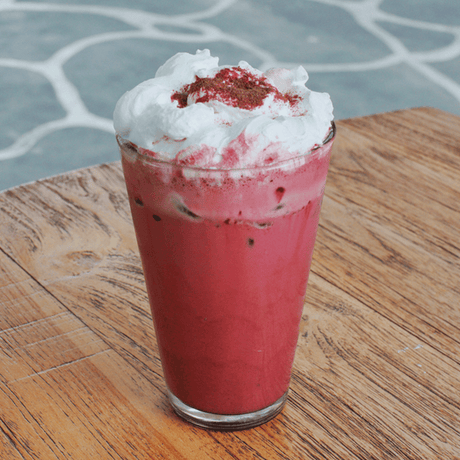 Disfruta el Velvet Flan Frappé: una bebida cremosa y refrescante con sabor a red velvet y flan tradicional, ideal para un antojo dulce y sofisticado.