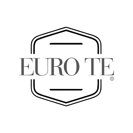Logotipo de Euro Té, marca especializada en tés gourmet y productos para bebidas. Diseño elegante en blanco y negro con tipografía clásica, ideal para representar calidad, sabor premium y presentación profesional en el sector gastronómico.