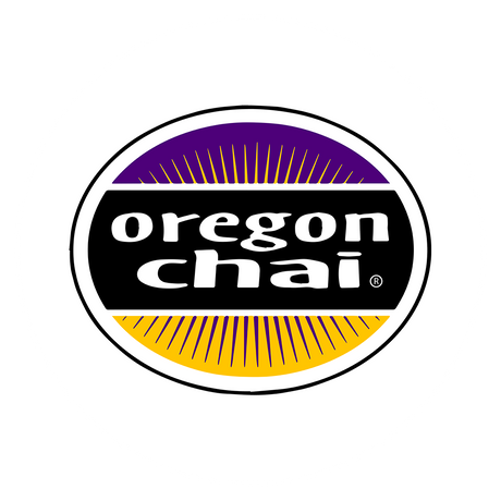 Logo de Oregon Chai, marca reconocida por sus concentrados de chai tea latte. Diseño ovalado con fondo púrpura, negro y amarillo, ideal para productos gourmet en cafeterías, teterías y negocios especializados en bebidas.