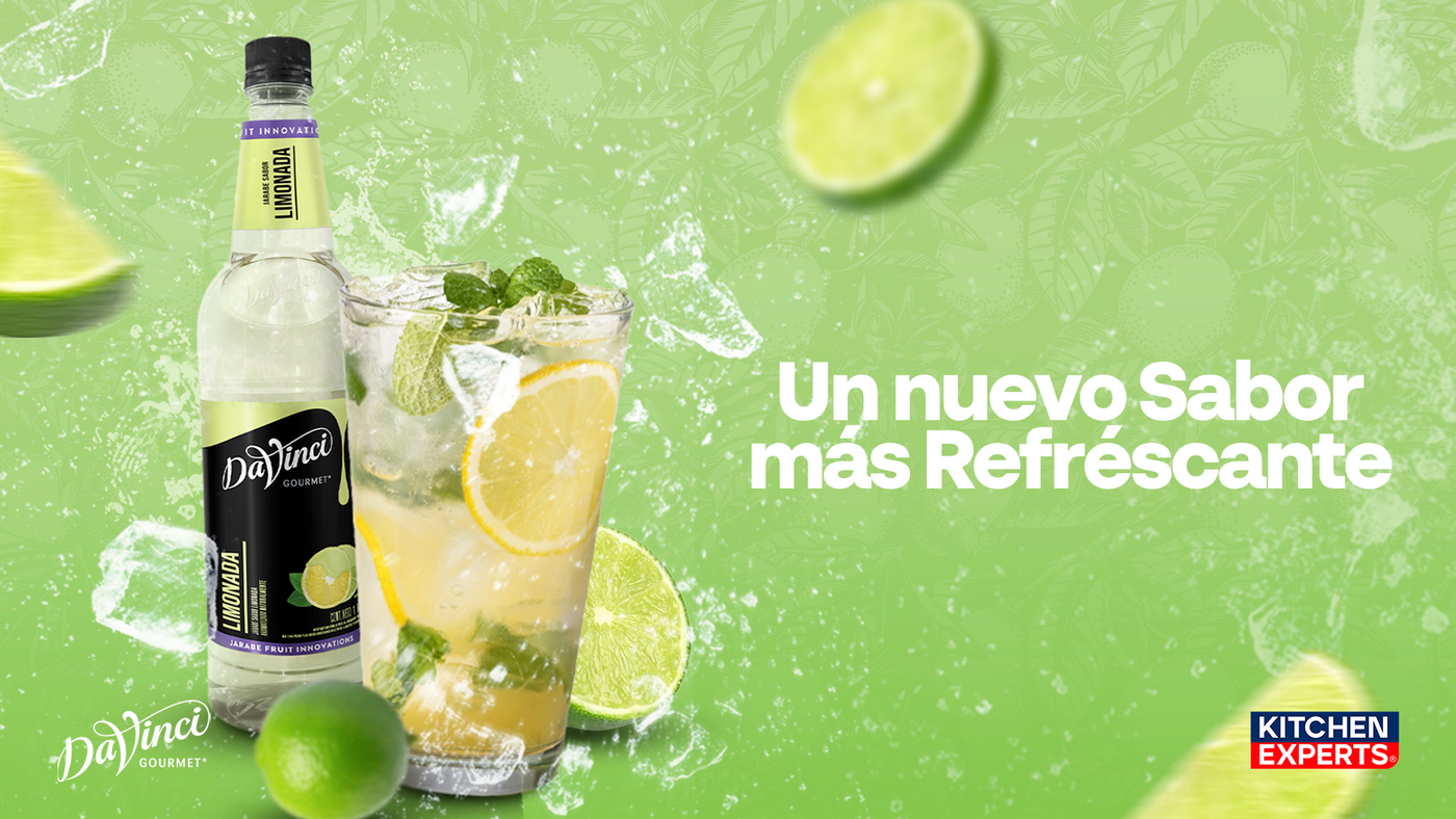 Botella de jarabe DaVinci sabor limonada con vaso de bebida refrescante y rodajas de limón. Promoción del nuevo sabor de Kitchen Experts.
