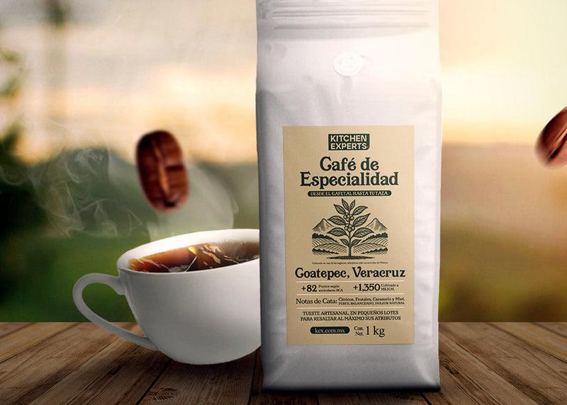 Café de especialidad Kitchen Experts de Coatepec, Veracruz. Café artesanal mexicano con notas de cítricos, frutos, caramelo y miel. Tostado en pequeños lotes para resaltar su aroma y sabor únicos. Empaque de 1 kg ideal para amantes del café premium en México.