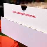 Detalle de caja de muestra KEX con mensaje inspirador, ideal para emprendedores del sector de bebidas y alimentos