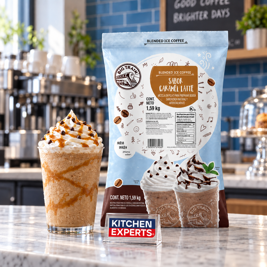 Base Big Train Sabor Caramelo Latte | Bolsa 1.59 kg con bebida preparada y letrero Kitchen Experts integrado en la escena