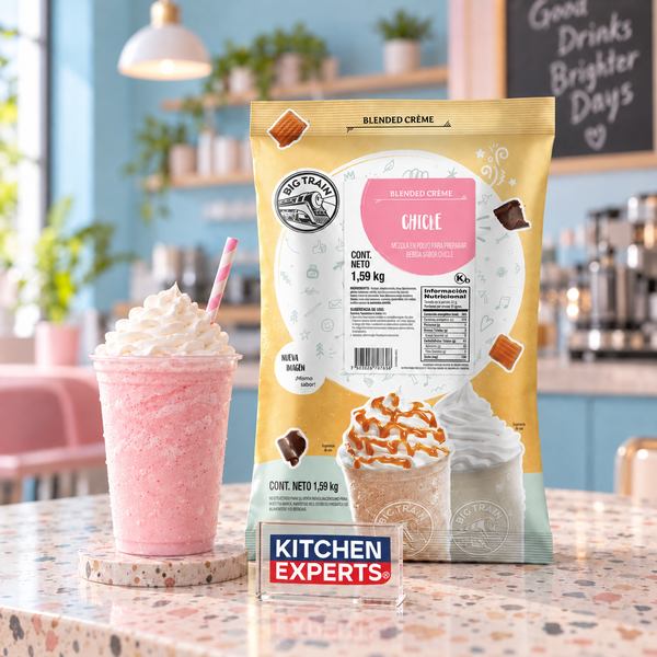 Base Big Train Sabor Chai Frambuesa | Bolsa 1590 Gramos con bebida preparada y letrero Kitchen Experts integrado en la escena