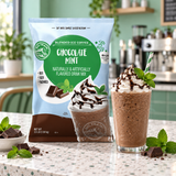 Base Big Train Chocolate Menta Bolsa 1.59 kg junto a bebida preparada en cafetería