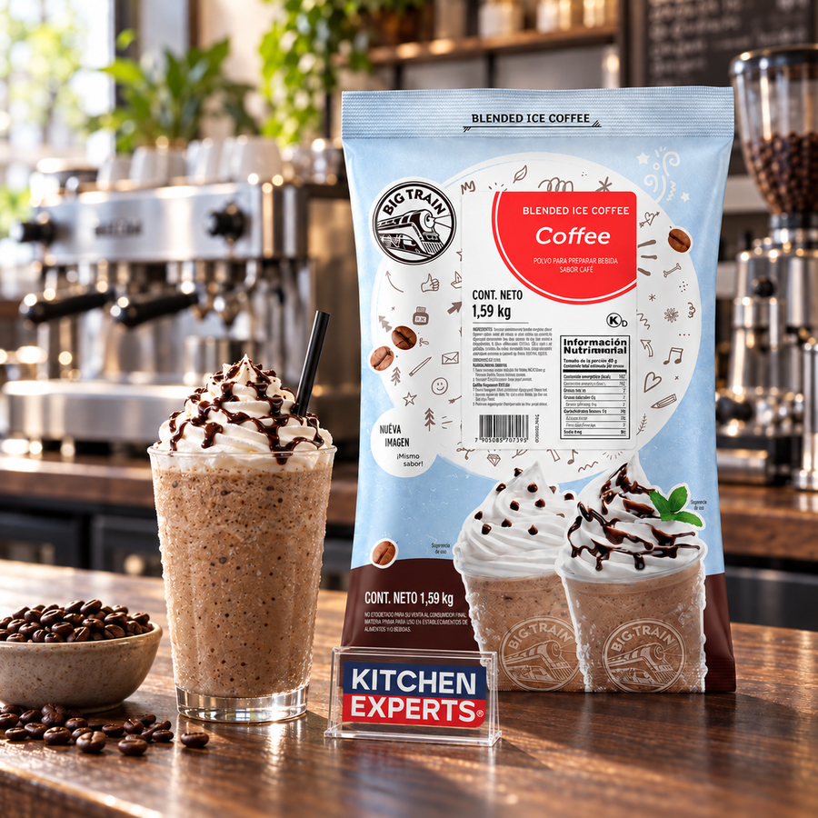 Base Big Train Coffee Café Bolsa 1.59 kg con bebida preparada y letrero Kitchen Experts integrado en la escena