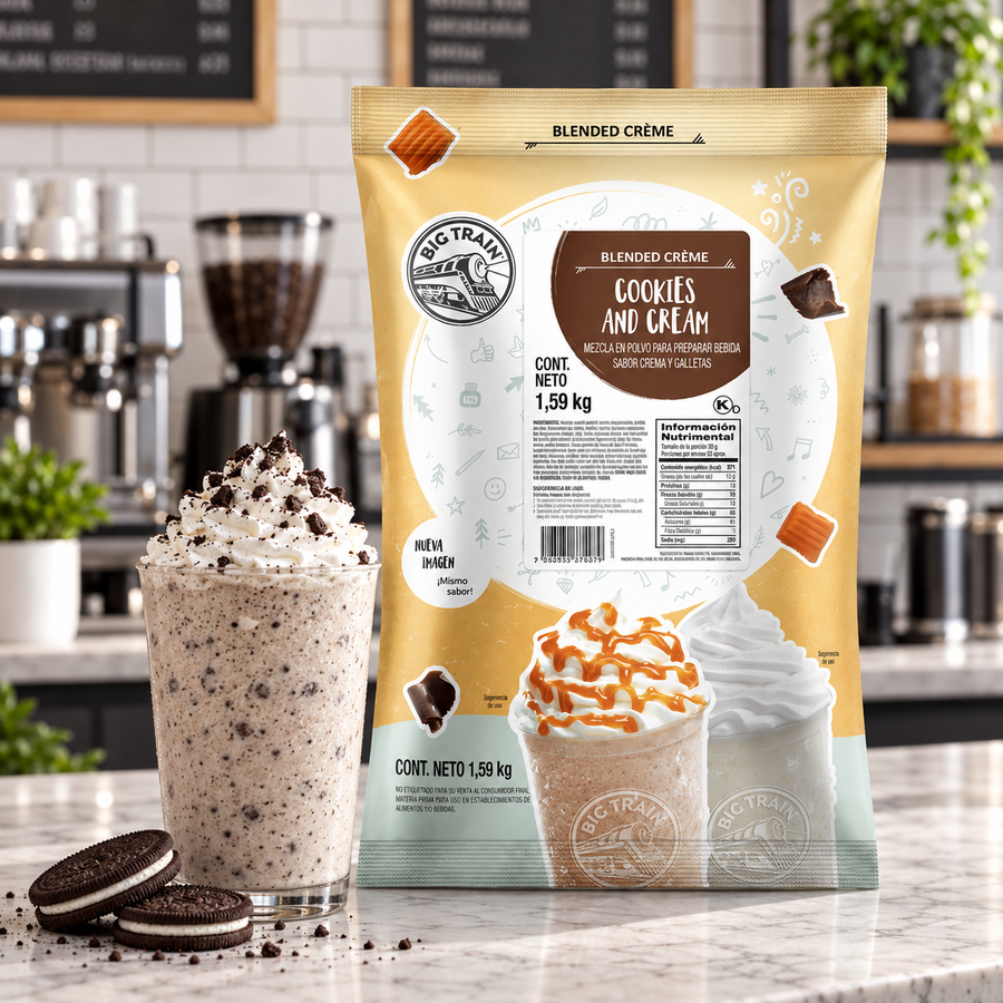Base Big Train Cookies And Cream Bolsa 1.59 kg junto a bebida preparada en cafetería
