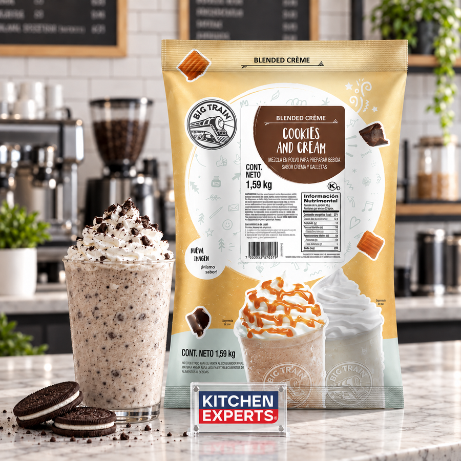 Base Big Train Cookies And Cream Bolsa 1.59 kg con bebida preparada y letrero Kitchen Experts integrado en la escena