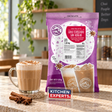 Base Big Train Strawberry Fresa Cream Bolsa 1590 Gramos con bebida preparada y letrero Kitchen Experts integrado en la escena