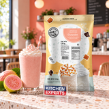 Base Big Train Guayaba Bolsa 1590 Gramos con bebida preparada y letrero Kitchen Experts integrado en la escena