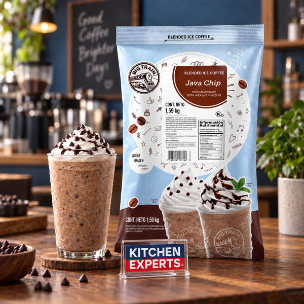 Base Big Train Java Chip Flavor Bolsa 1.59 kg con bebida preparada y letrero Kitchen Experts integrado en la escena