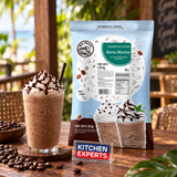 Base Big Train Kona Mocha Bolsa 1.59 kg con bebida preparada y letrero Kitchen Experts integrado en la escena