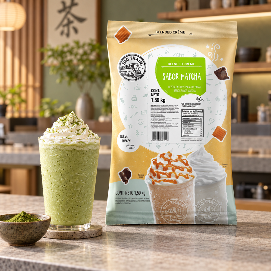 Base Big Train Matcha Flavor Bolsa 1590 Gramos junto a bebida preparada en cafetería
