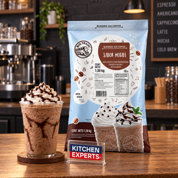 Base Big Train Mocha Azúcar Reducida 1.59 kg con bebida preparada y letrero Kitchen Experts integrado en la escena