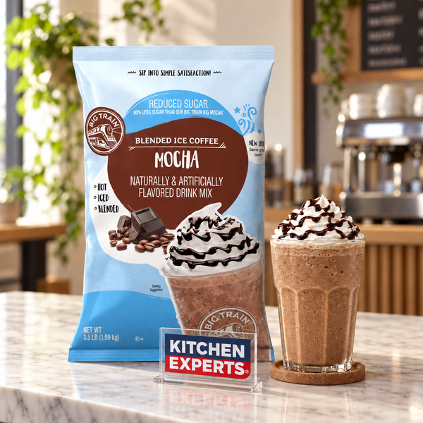 Base Big Train Mocha Bolsa 1.59 kg con bebida preparada y letrero Kitchen Experts integrado en la escena