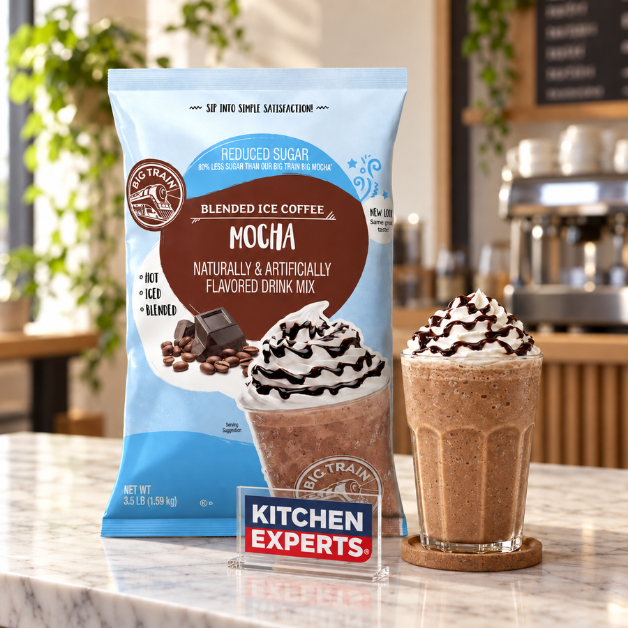 Base Big Train Mocha Bolsa 1.59 kg con bebida preparada y letrero Kitchen Experts integrado en la escena