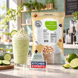Base Big Train Pepino Limón Bolsa 1590 Gramos con bebida preparada y letrero Kitchen Experts integrado en la escena