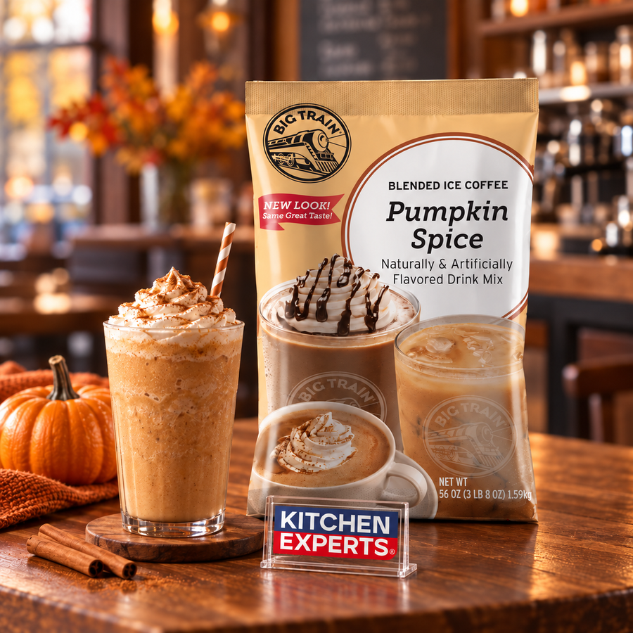 Base Big Train Pumpkin Spice Café Bolsa 1590 Gramos con bebida preparada y letrero Kitchen Experts integrado en la escena