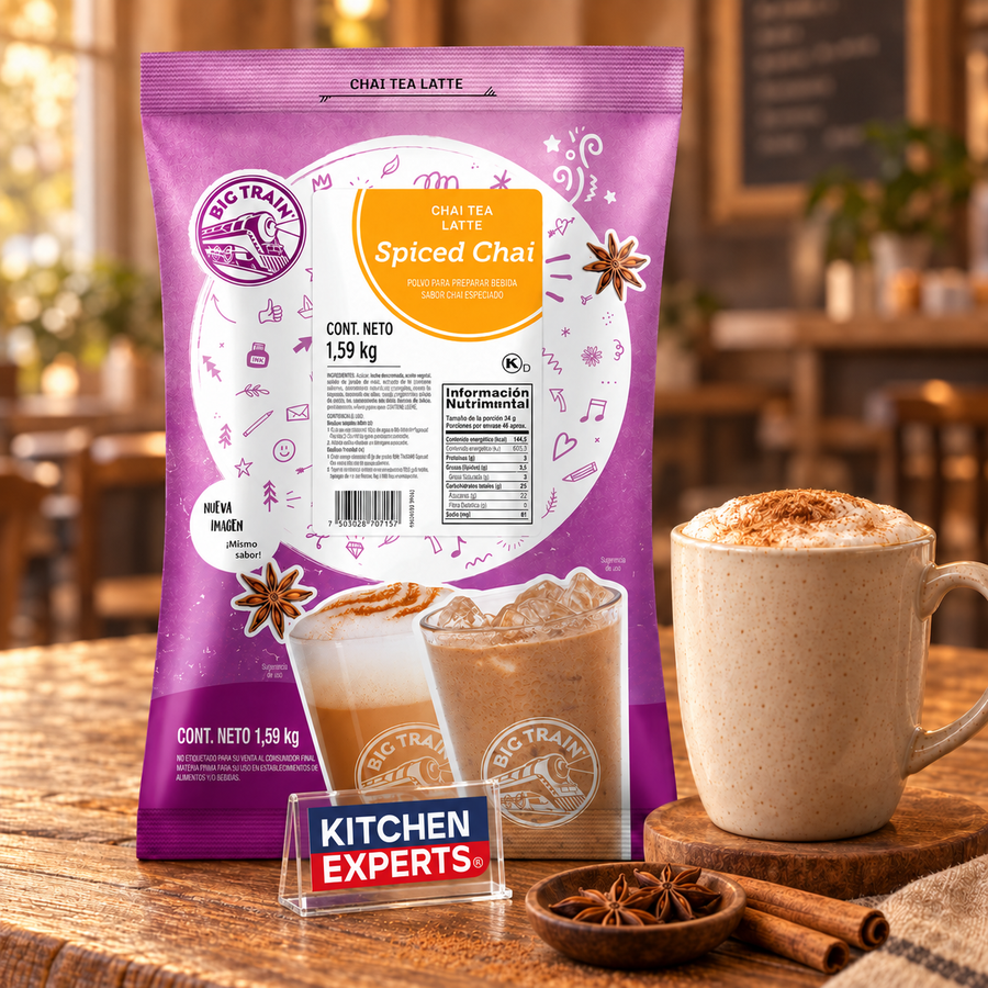 Base Big Train Spiced Chai 1590 Gramos con bebida preparada y letrero Kitchen Experts integrado en la escena