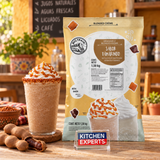 Base Big Train Tamarindo Bolsa 1590 Gramos con bebida preparada y letrero Kitchen Experts integrado en la escena