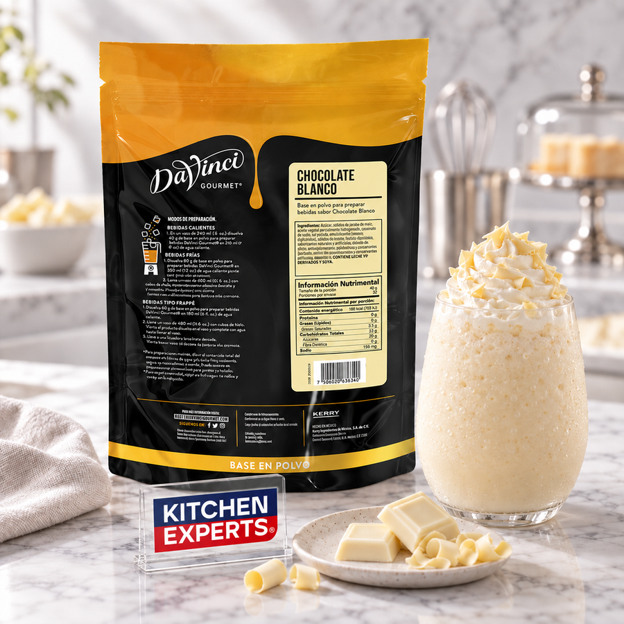 Base DaVinci Chocolate Blanco Bolsa 1300 Gramos con bebida preparada y letrero Kitchen Experts integrado en la escena