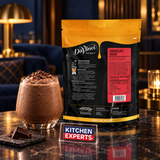 Base DaVinci Coffee Toffee Freeze Bolsa 1300 Gramos con bebida preparada y letrero Kitchen Experts integrado en la escena