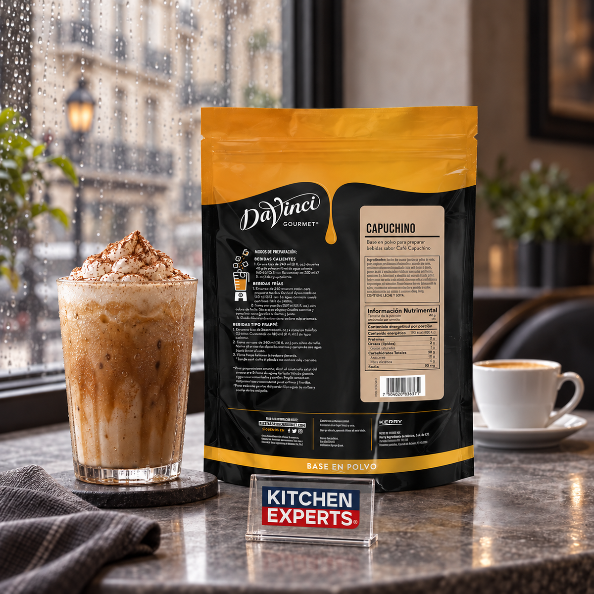 Escena promocional Base DaVinci Creamy Cappuccino con letrero KEX