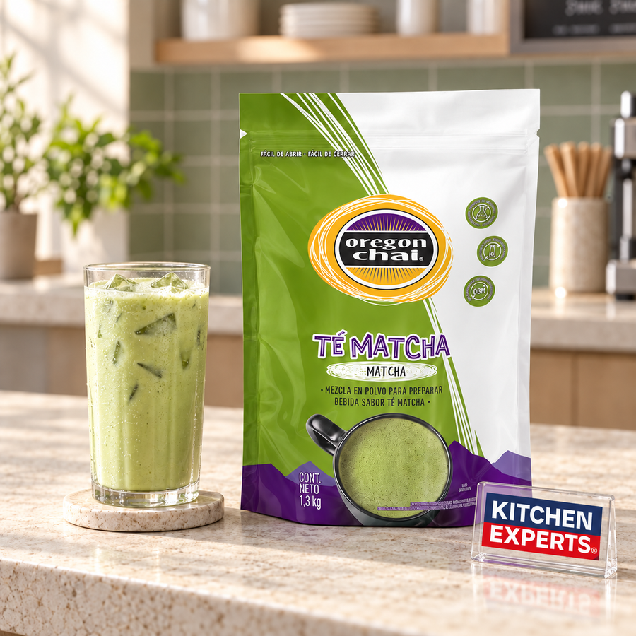 Base Oregon Chai Matcha 1300 Gramos con bebida preparada y letrero Kitchen Experts integrado en la escena