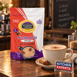 Base Oregon Chai Spiced Bolsa 1300 Gramos con bebida preparada y letrero Kitchen Experts integrado en la escena