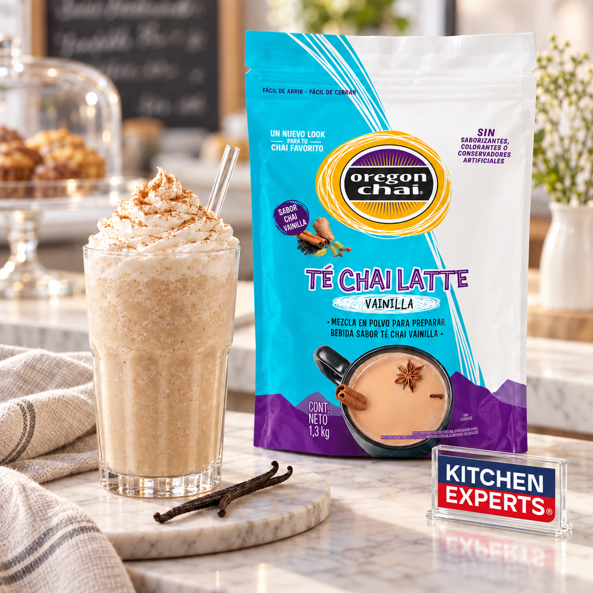 Base Oregon Chai Vainilla 1300 Gramos con bebida preparada y letrero Kitchen Experts integrado en la escena