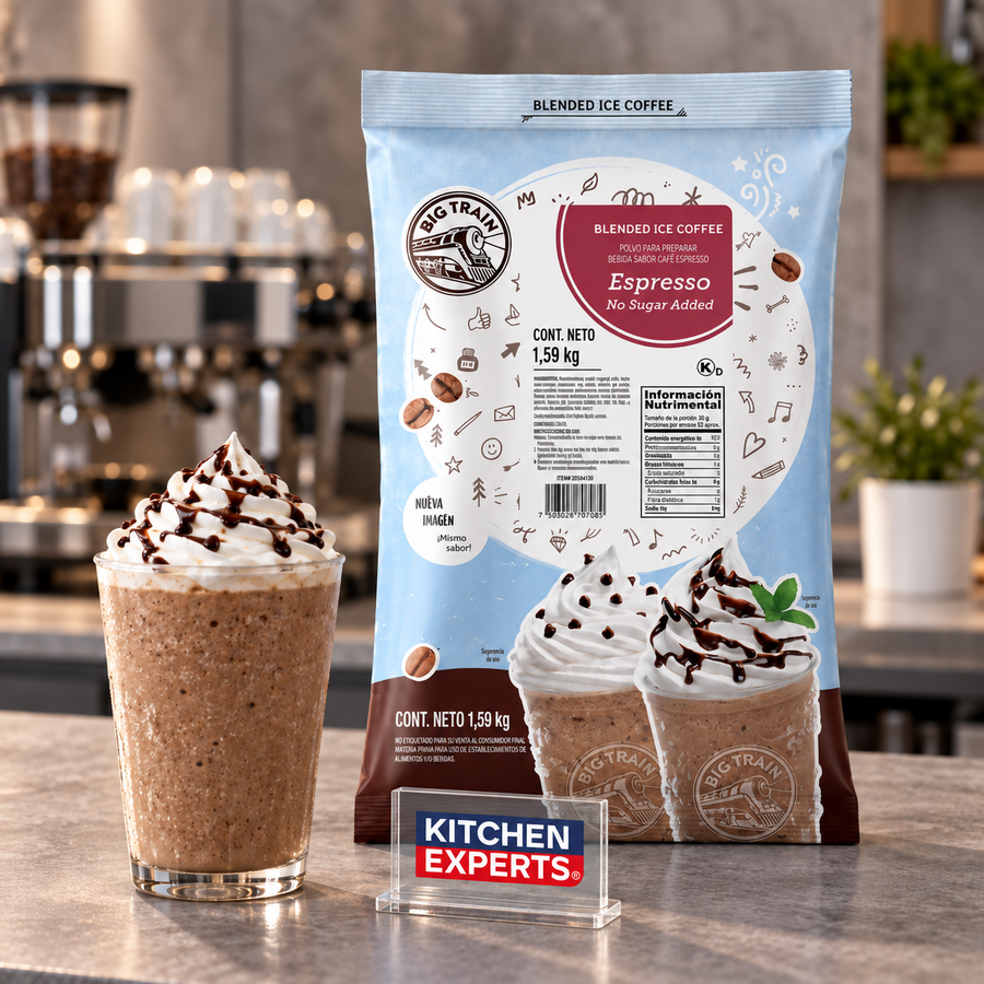 Base Big Train Espresso Sugar Free 1.59 kg con bebida preparada y letrero Kitchen Experts integrado en la escena