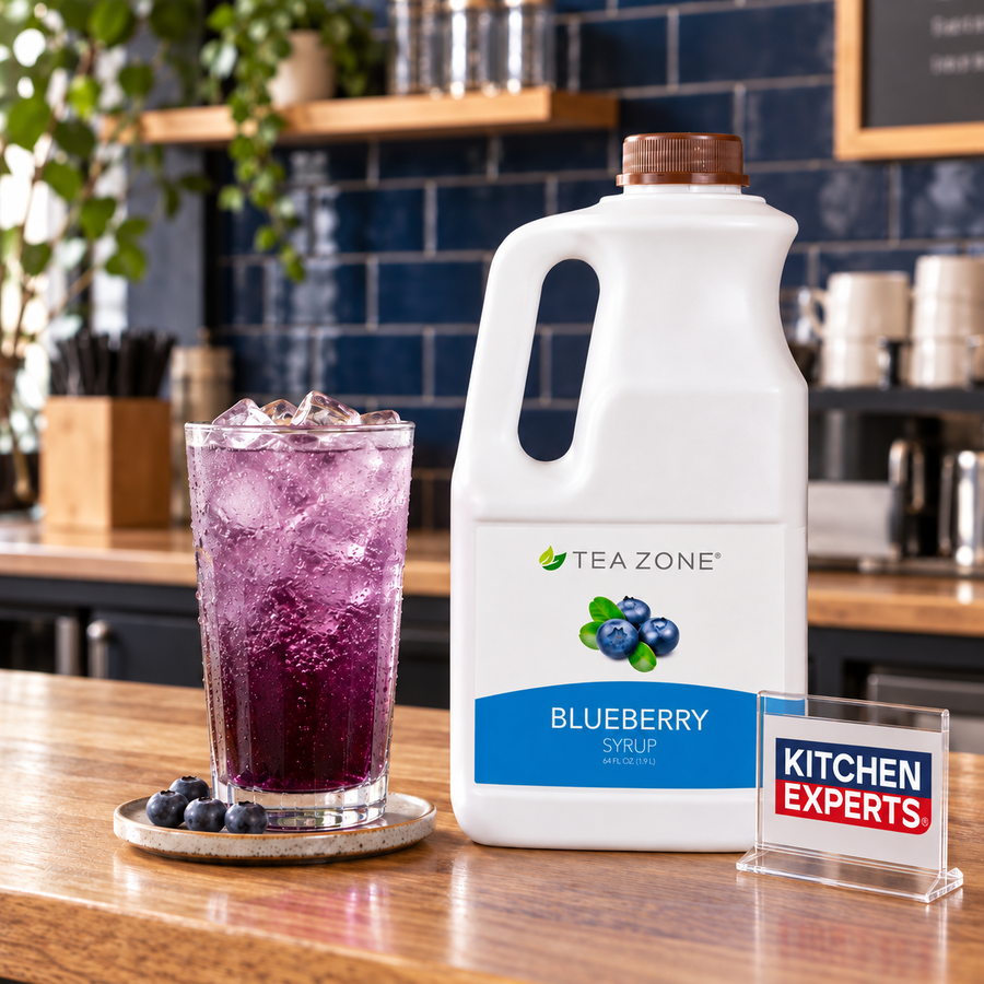 Concentrado Blueberry Tea Zone Botella 1.9 Litros con bebida preparada y letrero Kitchen Experts integrado en la escena
