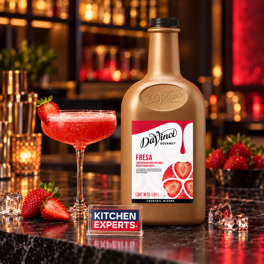 Escena promocional Concentrado Cocktail Mixers Fresa | 1.89 Litros con letrero KEX