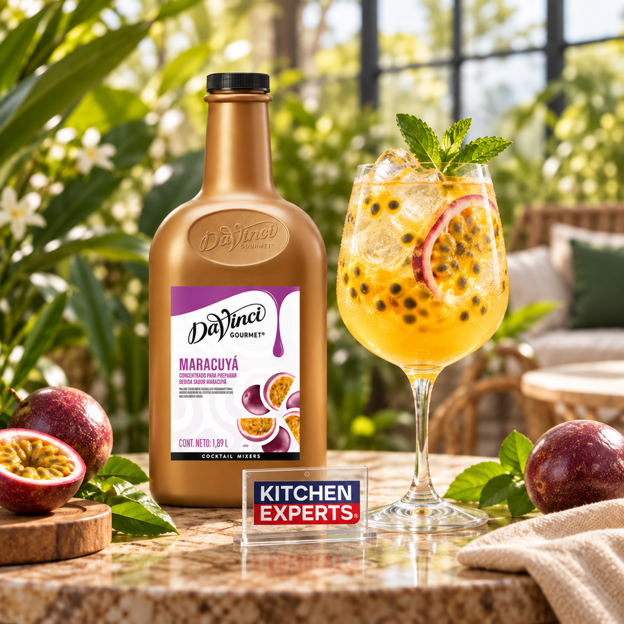 Escena promocional Concentrado Cocktail Mixers Maracuyá | 1.89 Litros con letrero KEX
