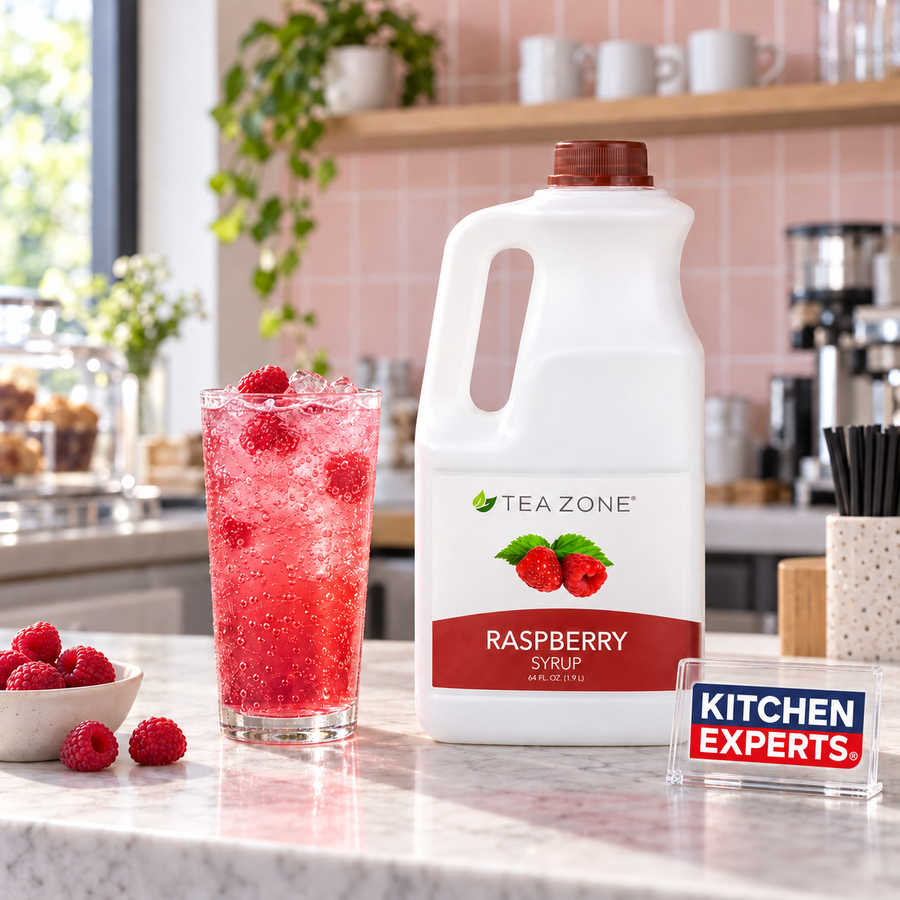 Concentrado Frambuesa Tea Zone Botella 1.9 Litros con bebida preparada y letrero Kitchen Experts integrado en la escena