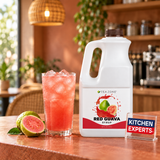 Concentrado Guayaba Roja Tea Zone 1.9L | Sabor Tropical Red Guava con bebida preparada y letrero Kitchen Experts integrado en la escena