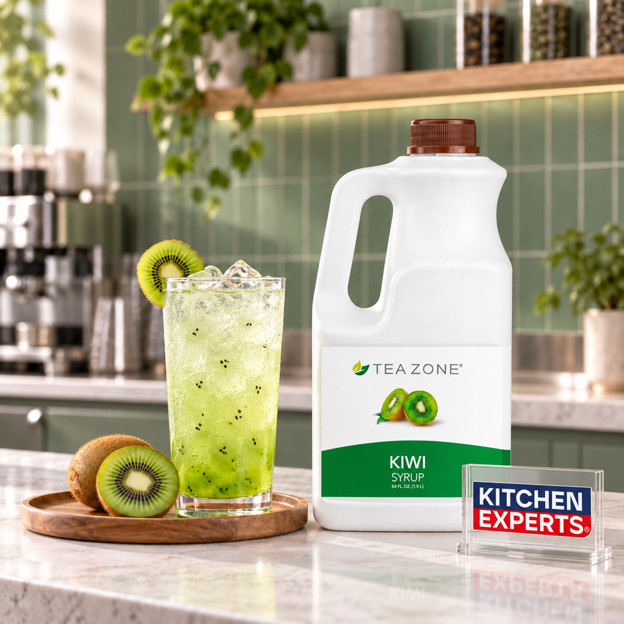 Concentrado Kiwi Tea Zone Botella 1.9 Litros con bebida preparada y letrero Kitchen Experts integrado en la escena