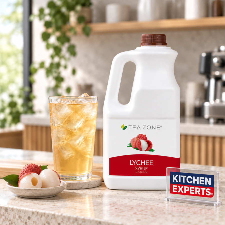 Concentrado Lychee Tea Zone Botella 1.9 Litros con bebida preparada y letrero Kitchen Experts integrado en la escena