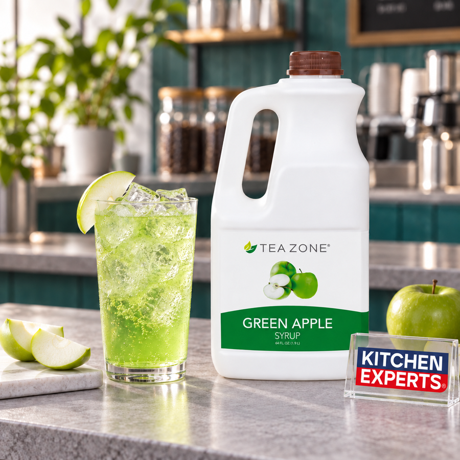 Concentrado Manzana Verde Tea Zone Botella 1.9 Litros con bebida preparada y letrero Kitchen Experts integrado en la escena