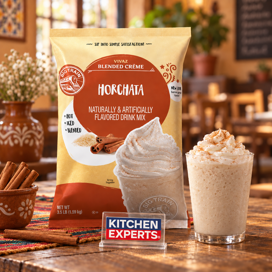 Base Big Train Horchata Bolsa 1590 Gramos con bebida preparada y letrero Kitchen Experts integrado en la escena
