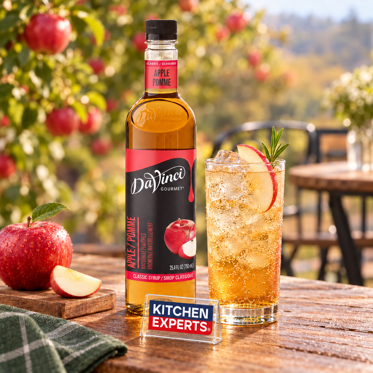 JARABE DAVINCI GOURMET JARABE DE MANZANA 750 MILILITROS en escena con letrero KEX
