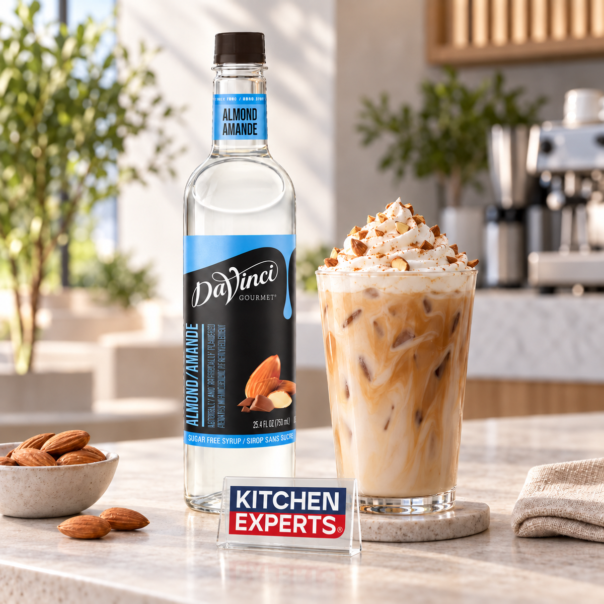 Escena promocional Jarabe DaVinci Almendra Sugar Free Botella 750 Mililitros con letrero KEX