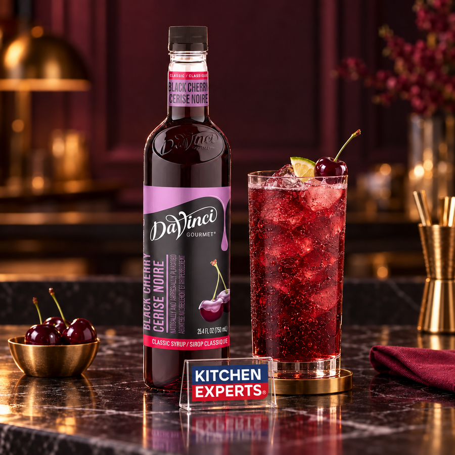 Escena promocional Jarabe DaVinci Black Cherry Botella 750 ml con letrero KEX