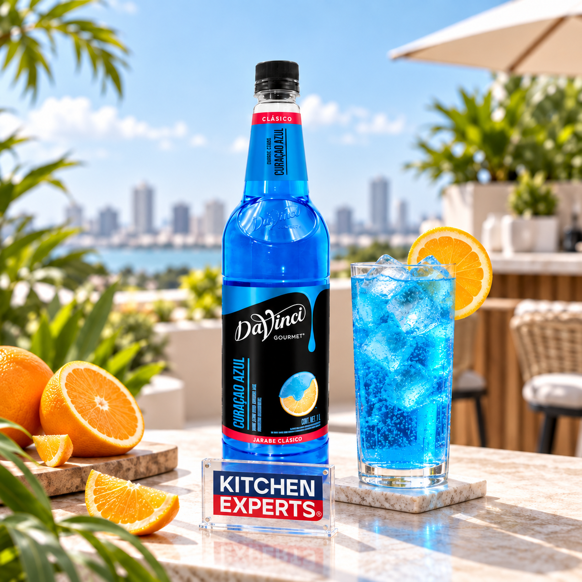 Escena promocional Jarabe DaVinci Blue Curacao Botella 1 Litro con letrero KEX