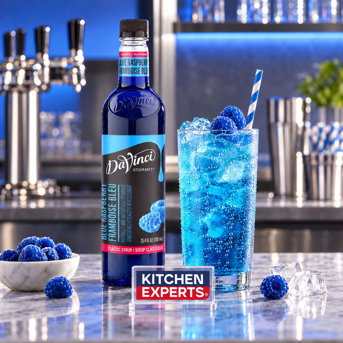 Escena promocional Jarabe DaVinci Blue Raspberry Botella 750 Mililitros con letrero KEX